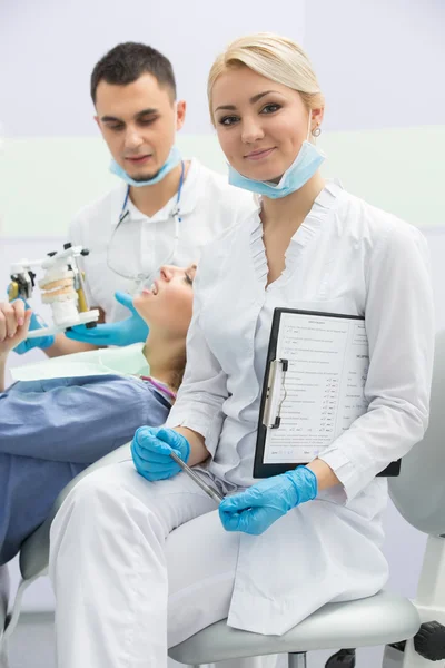 Clínica dental moderna, joven dentista trabajando — Foto de Stock