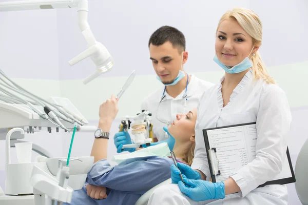 Moderne tandheelkundige kliniek, jonge tandarts werken — Stockfoto