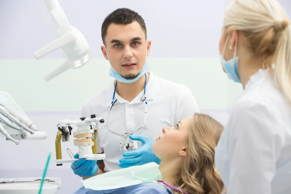 Clínica dental moderna, joven dentista trabajando — Foto de Stock