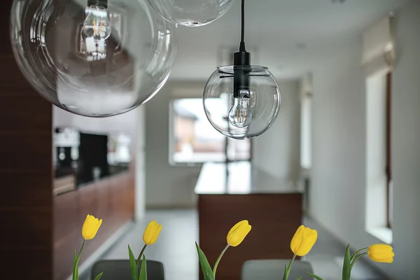 Tulips on the kitchen background — Stock Photo, Image