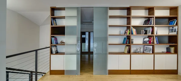LIGH hall met boekenkasten — Stockfoto