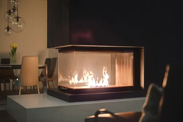 燃える火が付いている暖炉 — ストック写真
