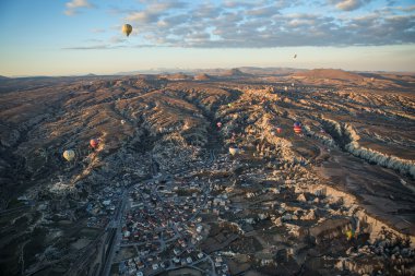 Hava balonları Vadisi kasabada yukarıda