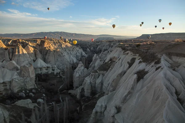 Globos aéreos sobre las montañas — Foto de Stock