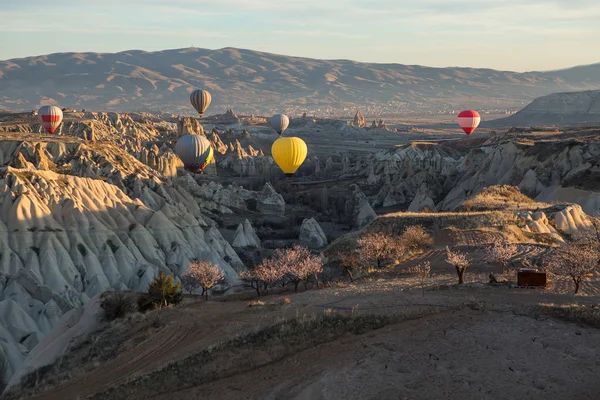 Globos aéreos sobre las montañas — Foto de Stock