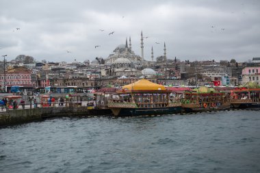 Camii zemin üzerine yerleştirin