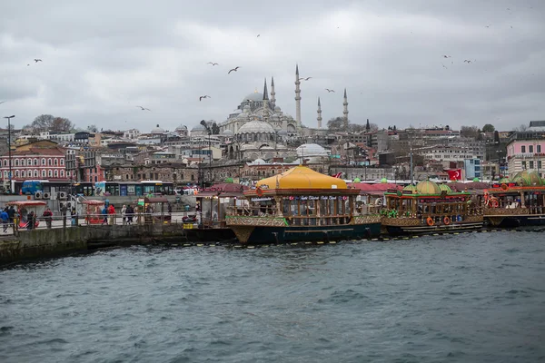 Dock pe fundal moschee — Fotografie, imagine de stoc