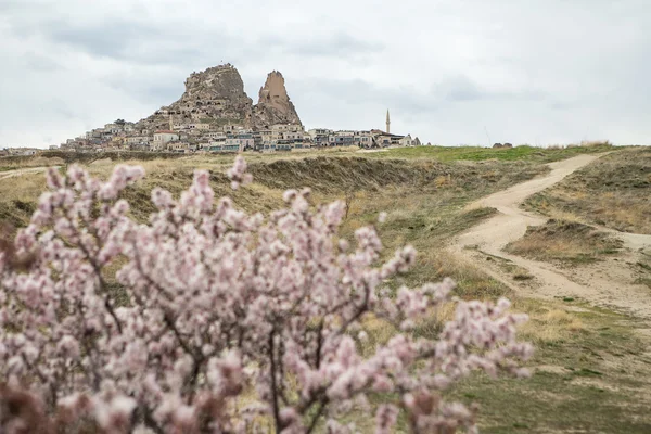 Ciudad vieja alrededor de roca — Foto de Stock