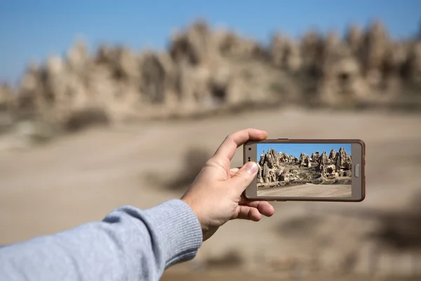 Vista a través del teléfono en las rocas — Foto de Stock