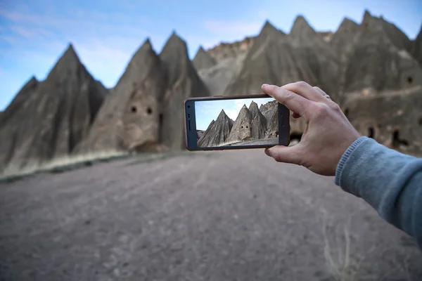 Vista a través del teléfono en las rocas — Foto de Stock