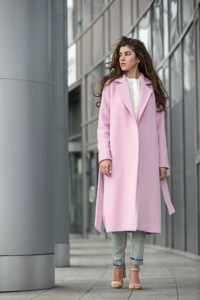 Dívka v růžovém plášti — Stock fotografie
