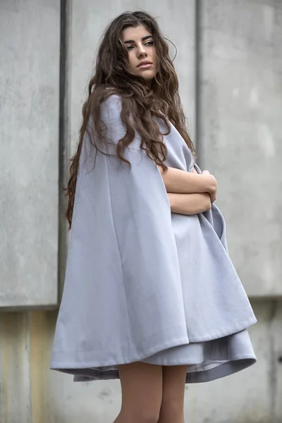 Ragazza con il cappotto grigio — Foto Stock