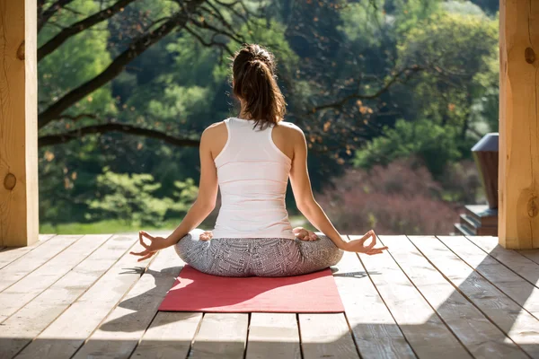 Flickans meditation i lotus utgör — Stockfoto