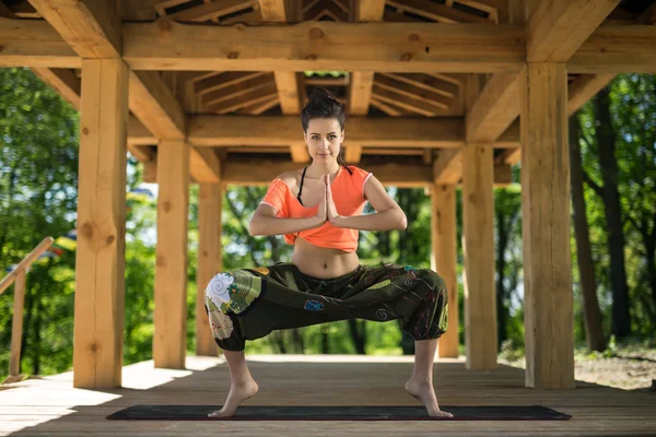Mädchen macht Yoga — Stockfoto