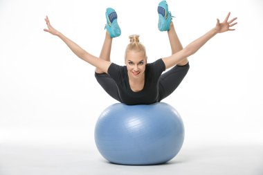 Sportif sarışın yalanlar üzerine fitball