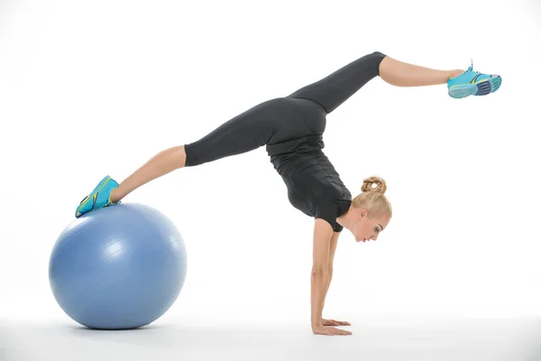 Gymnast meisje met fitball — Stockfoto