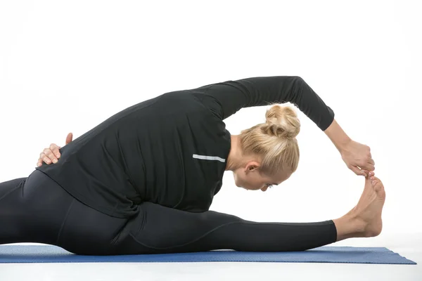 Chica gimnasta hace ejercicio — Foto de Stock