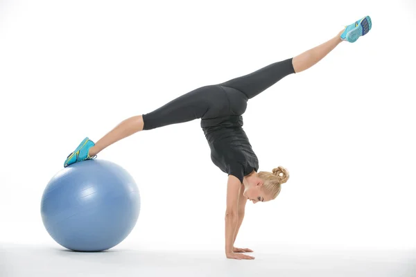 Gymnast meisje met fitball — Stockfoto