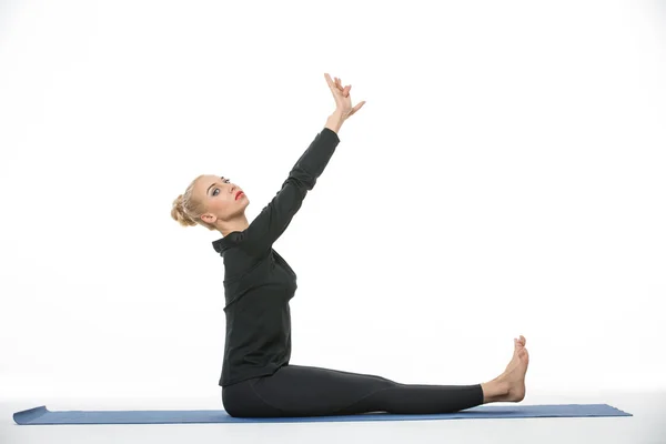 Chica gimnasta hace ejercicio — Foto de Stock