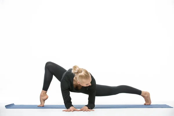 Chica gimnasta hace ejercicio — Foto de Stock