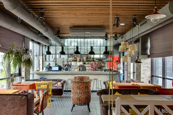 Restaurace s otevřenou kuchyní — Stock fotografie