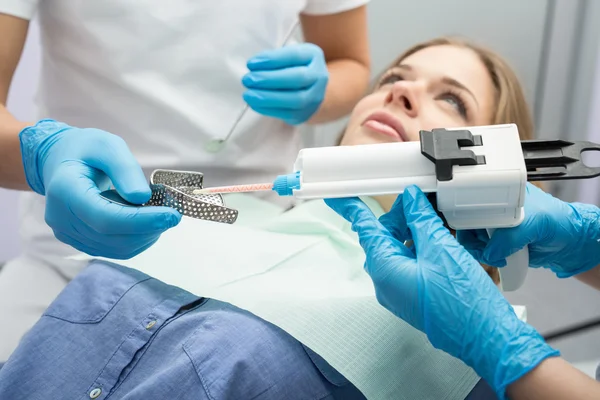 Composite dispenser and rimlock impression tray — Stock Photo, Image