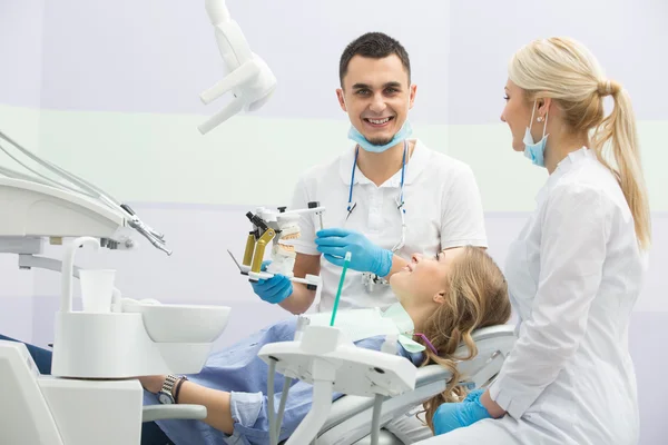 Chica en odontología — Foto de Stock