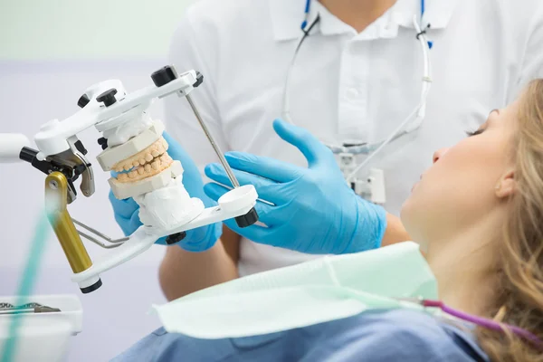 Menina na odontologia — Fotografia de Stock