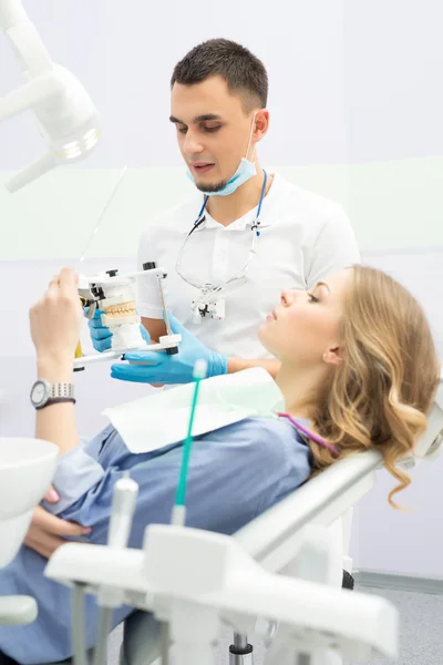 Tandläkare och patient — Stockfoto