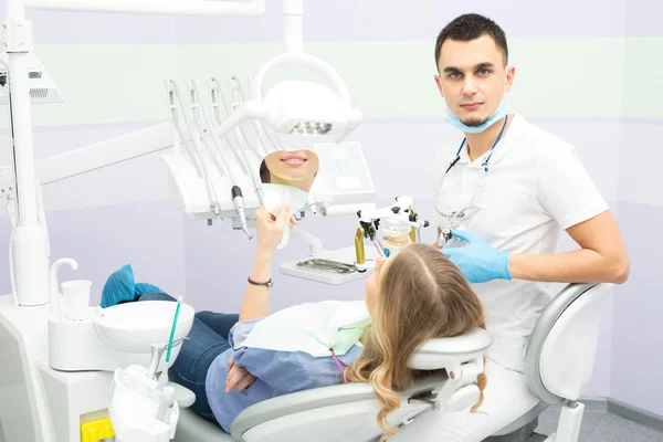 牙医及病人 — 图库照片