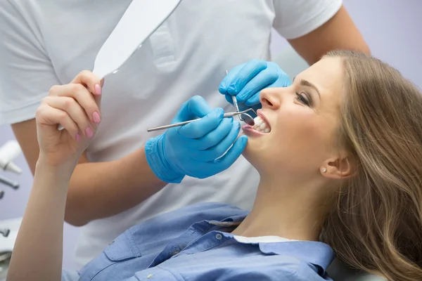 Meisje in de tandheelkunde — Stockfoto
