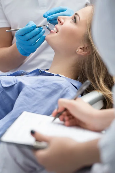 Meisje in de tandheelkunde — Stockfoto