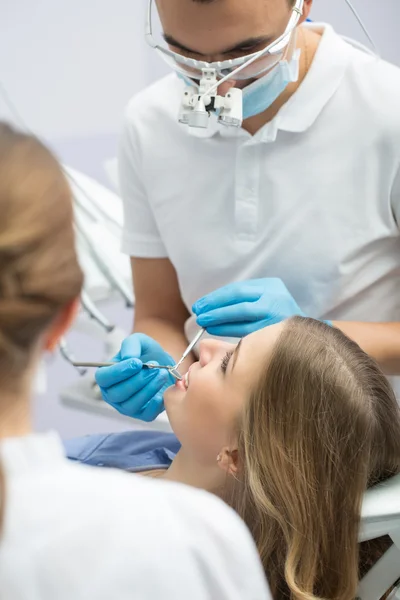 Menina na odontologia — Fotografia de Stock