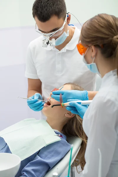 Chica en odontología — Foto de Stock