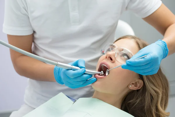 Menina na odontologia — Fotografia de Stock