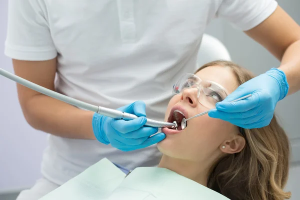 Ragazza in odontoiatria — Foto Stock