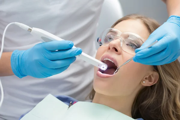 Chica en odontología — Foto de Stock