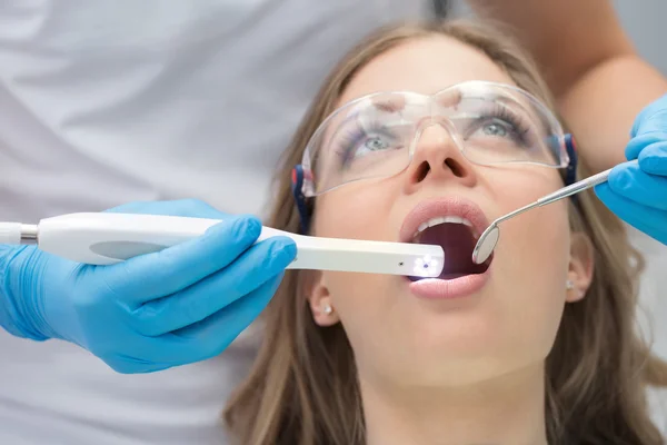 Menina na odontologia — Fotografia de Stock