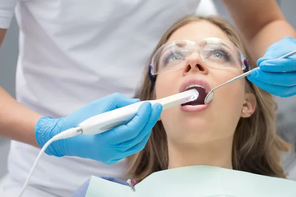 Ragazza in odontoiatria — Foto Stock