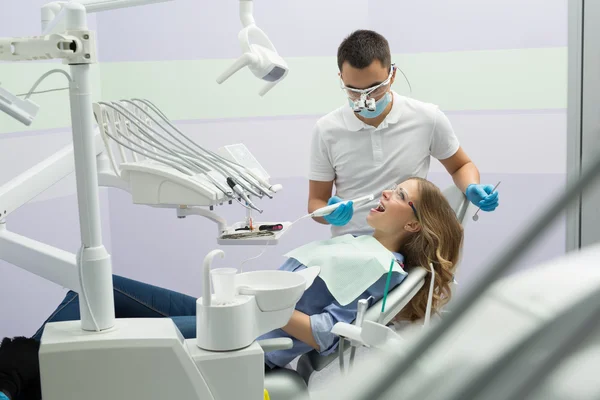 Dentista y paciente — Foto de Stock