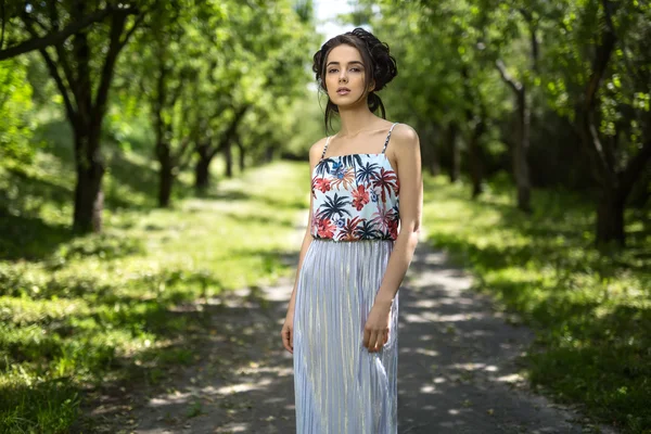 Morena chica en un vestido —  Fotos de Stock