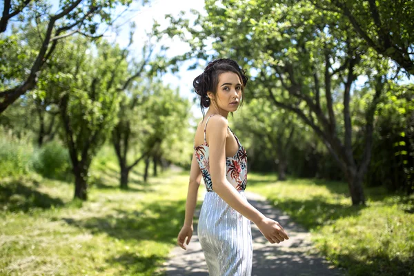 Chica con estilo en un vestido —  Fotos de Stock