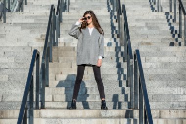 merdiven üzerinde kız