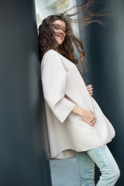 sütunlar arasında kız