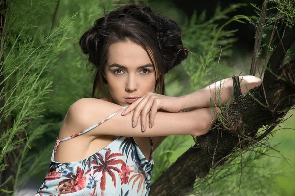 Sensuous girl  near tree — Stock Photo, Image