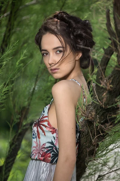 Wonderful girl near tree — Stockfoto