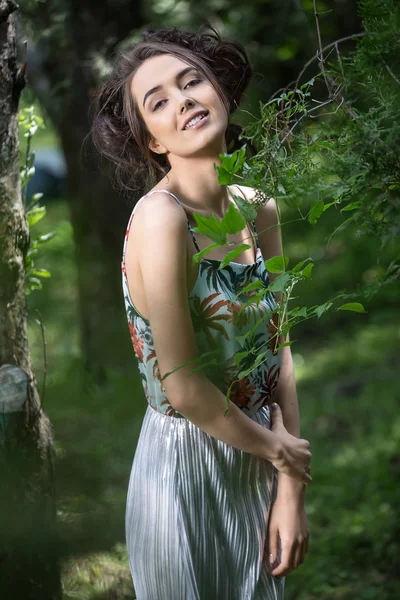 Chica sonriente cerca del árbol — Foto de Stock