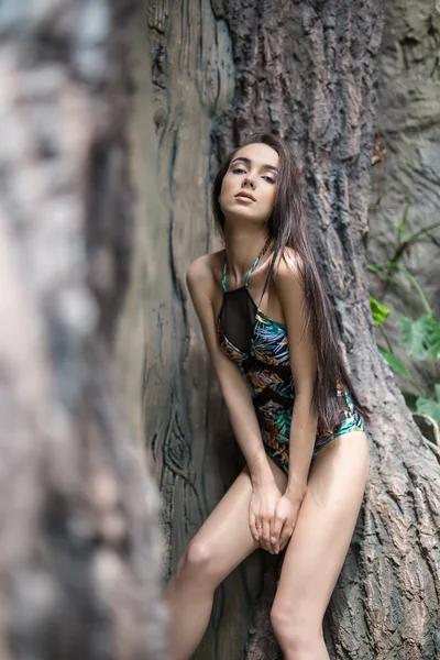 Fille en maillot de bain près de l'arbre — Photo