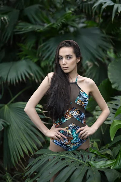 Menina de maiô entre plantas — Fotografia de Stock