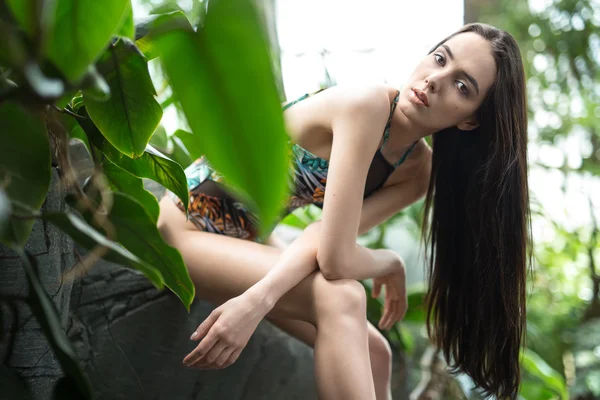 Ragazza in costume da bagno sulla pietra — Foto Stock